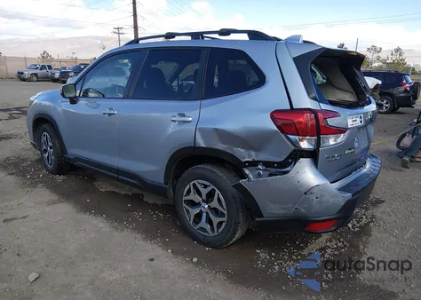 2021 Subaru Forester Premium z USA, uszkodzony, nr VIN JF2SKAJC1MH430324